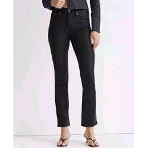 NWT Madewell Mid-Rise Kick Out Jeans. in Washed Black Size 33P‎